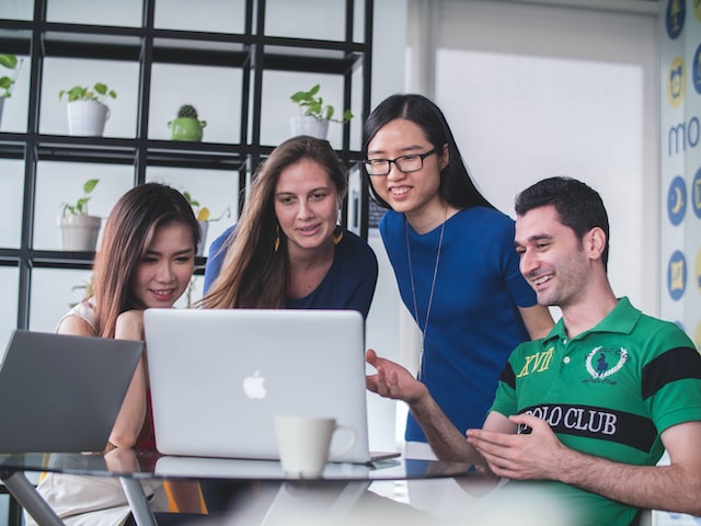 Grupo de recrutadores vendo vagas de tecnologia