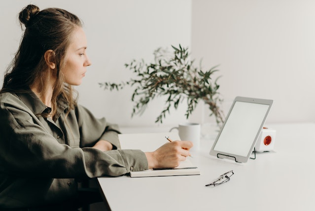 trabalho-freelancer-recebendo-dollar